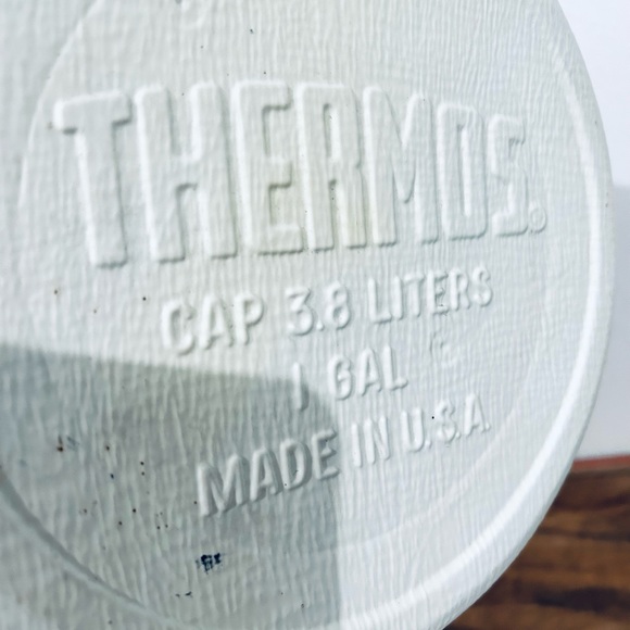 Vintage 1970s Thermos Picnic Water Jug Red &
White Plastic 1 Gallon Made USA - Picture 5 of 7